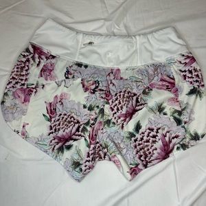 Athletes floral print shorts | size M